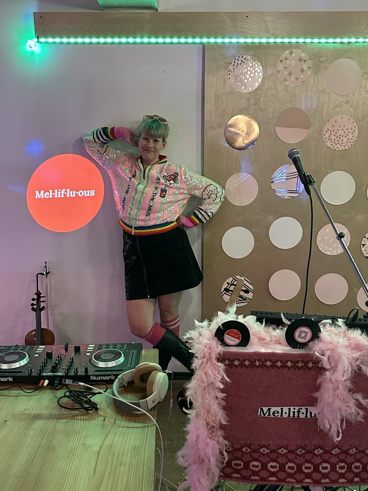 Lara performing live as Mel&middot;lif&middot;lu&middot;ous